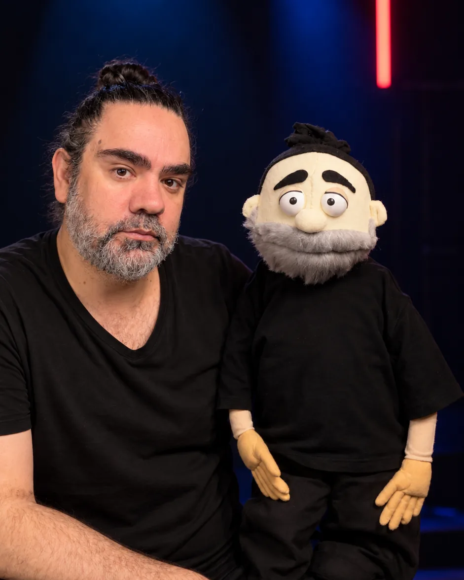 Francisco Obregón mit seiner Puppe